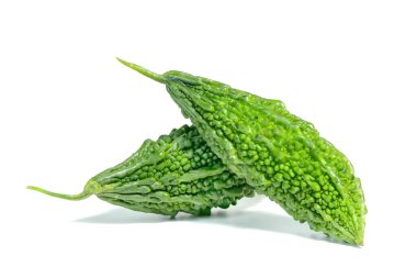 Beyaz arkaplanda izole edilmiş acı kabak ya da acı kavun ya da Momordica charantia