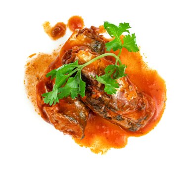 Beyaz zemin üzerinde izole edilmiş domates soslu uskumru.