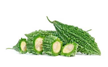 Beyaz arkaplanda izole edilmiş acı kabak ya da acı kavun ya da Momordica charantia