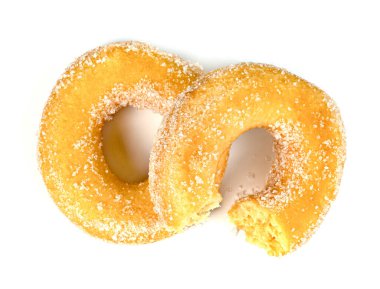 Isırılmış şekerli çörek beyaz arkaplanda izole edilmiş. 