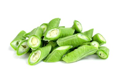 Beyaz arkaplanda uzun fasulye ya da bezelye.