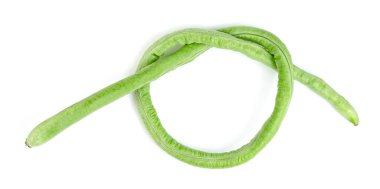 Beyaz arkaplanda uzun fasulye ya da bezelye.