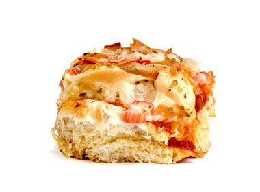 Beyaz arkaplanda izole edilmiş yengeç çubuğu çörekli sosis