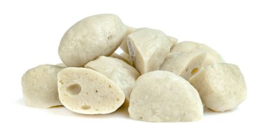 Beyaz arka planda dilimlenmiş köfte