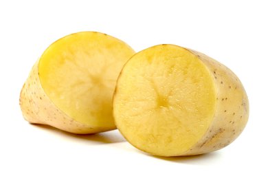 Patatesler beyaz arkaplanda izole 