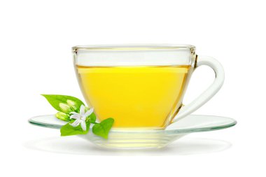 Beyaz arka planda izole edilmiş bir bardakta kasımpatı çayı.