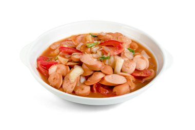 Beyaz arka planda izole edilmiş beyaz tabakla karıştırılmış sosis sosu kırpma yolunu da içerir