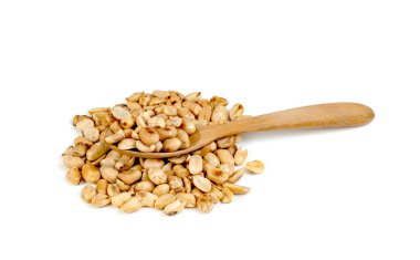 Beyaz arka planda izole edilmiş kavrulmuş fıstık.