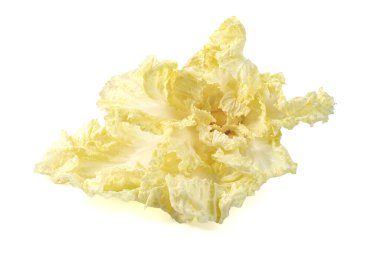 Beyaz arka planda taze Çin lahanası yaprağı, yeşil yapraklar... 