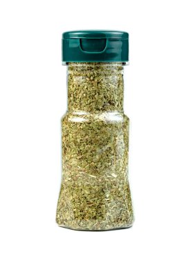 Beyaz arka planda izole edilmiş şeffaf plastik bir kapta Oregano.