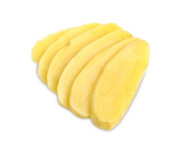 Soyulmuş patatesler beyaz arkaplanda izole edilmiş. 