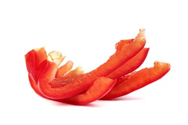 Kırmızı doğranmış tatlı dolmalık biber beyaz arka planda izole edilmiş