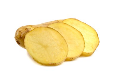 Beyaz arka planda izole edilmiş dilimlenmiş patates. 