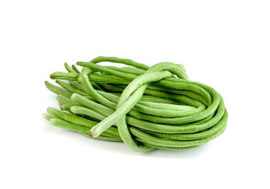 Beyaz arkaplanda uzun fasulye ya da bezelye.