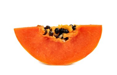 Olgun papaya dilimi beyaz arkaplanda izole edilmiş