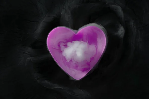 用紫色心形杯子隔离在黑色背景下的干冰制成的烟 — 图库照片
