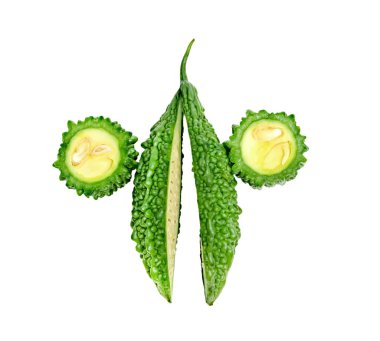 Beyaz arkaplanda izole edilmiş acı kabak ya da acı kavun ya da Momordica charantia