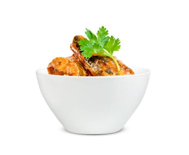 Beyaz arka planda izole edilmiş domates soslu uskumru.