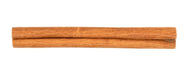 Tarçın çubukları beyaz arkaplanda izole