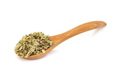 Tahta kaşıkta beyaz arka planda izole edilmiş Oregano.