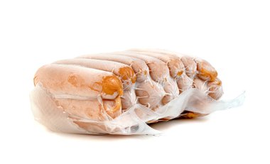Buz kristalleri beyaz arka planda izole edilmiş plastik torbada donmuş sosis. 