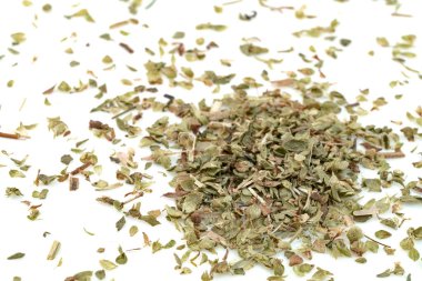 Oregano beyaz arkaplanda izole edilmiş