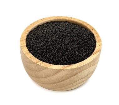 Beyaz arka planda izole edilmiş ahşap kaseli kıllı fesleğen tohumları.