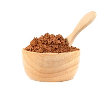 Kakao tozu ve beyaz arka planda izole edilmiş tahta kaşık.