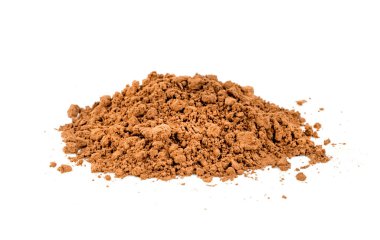 Beyaz arkaplanda izole edilmiş kakao tozu