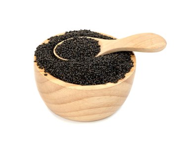 Kıllı fesleğen tohumları, ahşap kase ve beyaz arka planda izole edilmiş kaşık.