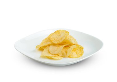 Beyaz arkaplanda izole edilmiş patates cipsleri kırpma yolunu da içerir