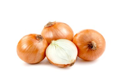 Beyaz arkaplanda taze soğan izole edildi