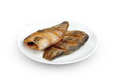 Tabaktaki kızarmış Gourami balığı beyaz arka planda izole edilmiş.