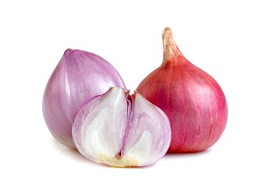 arpacık soğanı beyaz bir arkaplanda yarı izole bir şekilde kesilmiş.