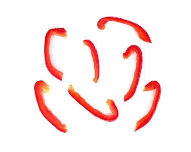 Kırmızı doğranmış tatlı dolmalık biber beyaz arka planda izole edilmiş