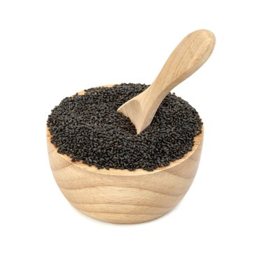 Kıllı fesleğen tohumları, ahşap kase ve beyaz arka planda izole edilmiş kaşık.