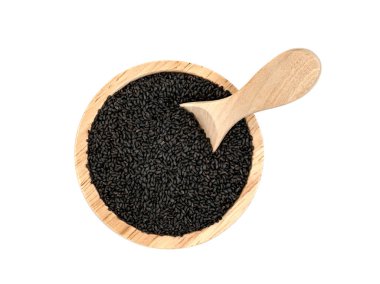 Kıllı fesleğen tohumları, ahşap kase ve beyaz arka planda izole edilmiş kaşık.