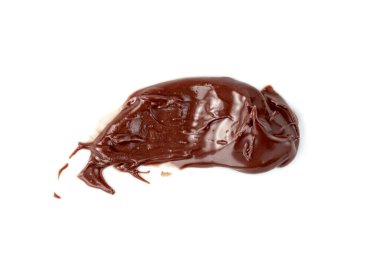 Çikolata beyaz arka planda izole bir şekilde yayılmış.