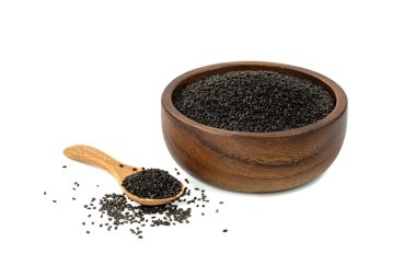 Kıllı fesleğen tohumları, ahşap kase ve beyaz arka planda izole edilmiş kaşık.