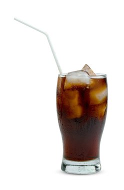 beyaz arkaplanda izole edilmiş cam tüplü kola ve buz küpleri, kırpma yolunu içerir