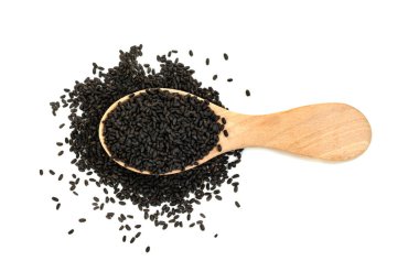 Kıllı fesleğen tohumları beyaz arka planda izole edilmiş tahta kaşıkta