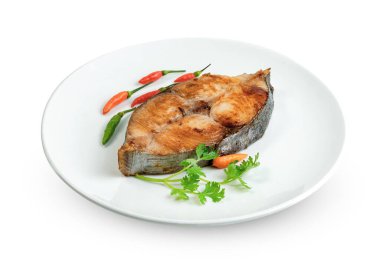 Kral uskumru ya da benekli uskumru bifteği beyaz arka planda izole edilmiş, kızarmış Scomberomorus balığı, kırpma yolunu da içerir.