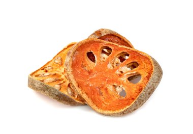 Kuru bael meyvesi ya da Aegle marmelosu beyaz arka planda izole.