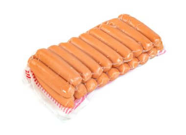 Beyaz arkaplanda izole edilmiş plastik torbadaki sosis 