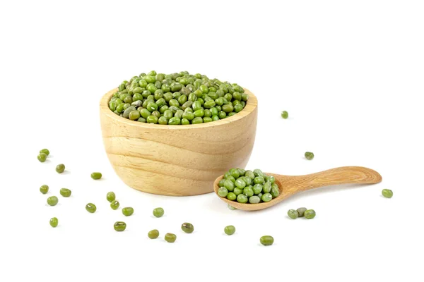 绿绿绿的绿豆 碗和木制勺子 白色背景隔离 — 图库照片