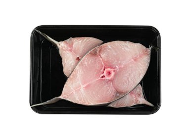 Beyaz zemin üzerinde izole edilmiş siyah plastik kutuda bulunan İspanyol uskumru dilimi veya benekli uskumrular, kırpma yolu, Scomberomorus