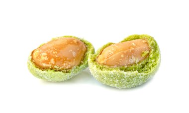 yer fıstığı nori wasabi aromalı beyaz arka planda izole edilmiş
