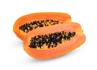 Olgun papaya dilimi beyaz arkaplanda izole edilmiş