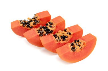 Olgun papaya dilimi beyaz arkaplanda izole edilmiş