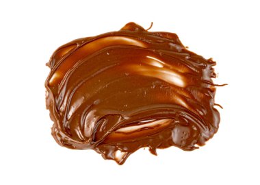 Çikolata beyaz arka planda izole bir şekilde yayılmış.